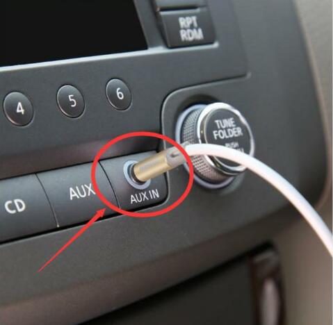 大多數(shù)人還用手機(jī)導(dǎo)航，笨！連上根線，全車一