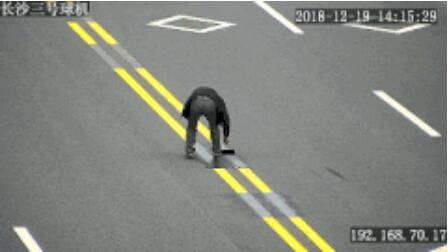 奇葩！一男子竟把雙黃線涂成虛線，只為了……