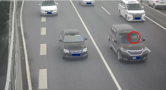 微頭條 | 抱著孩子開(kāi)車，誰(shuí)借你的膽！？ 接到爆